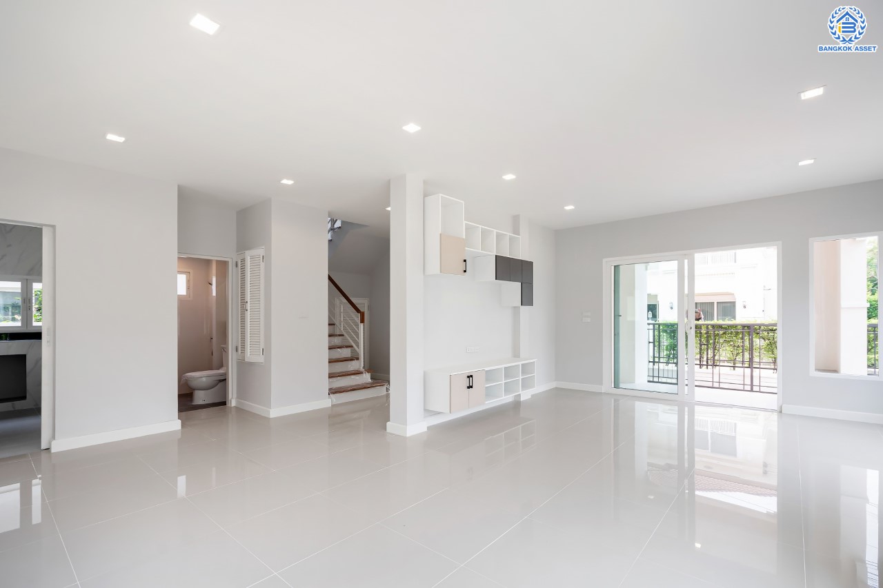 บ้านมือสองตกแต่งใหม่ จากแบรนด์ AP ม.เดอะเซนโทร รัตนาธิเบศร์ หลังมุม เนื้อที่ 60.9 ตร.ว. ฟังก์ชันจัดเต็ม 3 ห้องนอน 3 ห้องน้ำ จอดรถได้ 2 คัน บนทำเลศักยภาพ เชื่อมต่อหลายเส้นทางทั้ง ถ.ราชพฤกษ์, ถ.รัตนาธิเบศร์ และถ.กาญจนาภิเษก และเพียง 5 นาทีถึงรถไฟฟ้า "สถานีบางพลู"